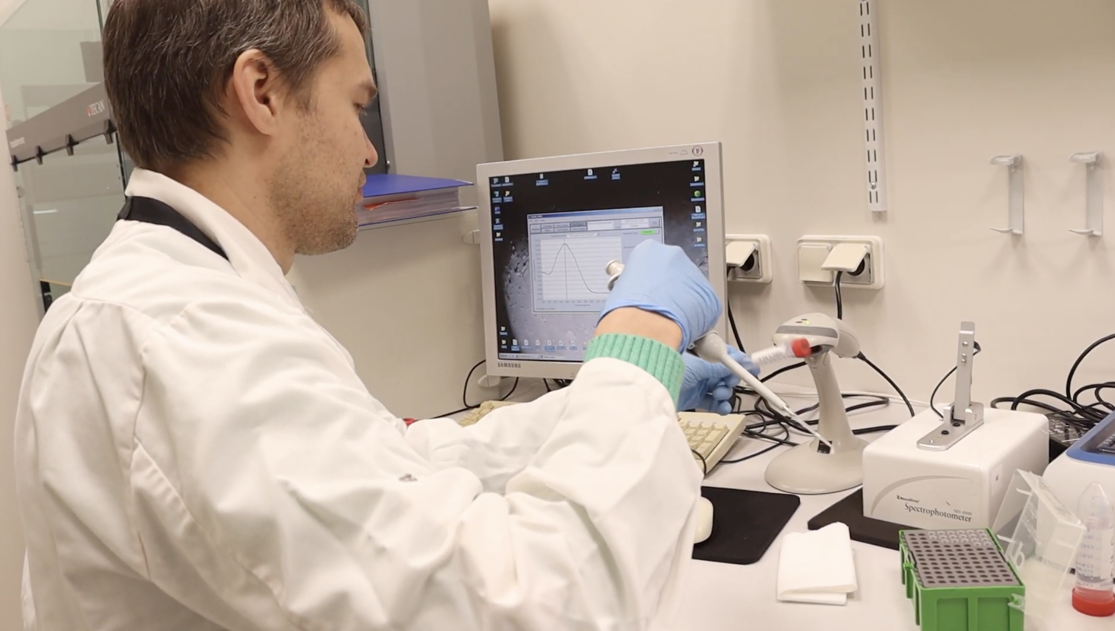 The picture of a men waring a white medical gown in a laboratory.